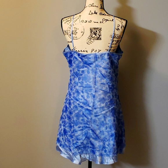 Lingerie - Picture 2 of 3